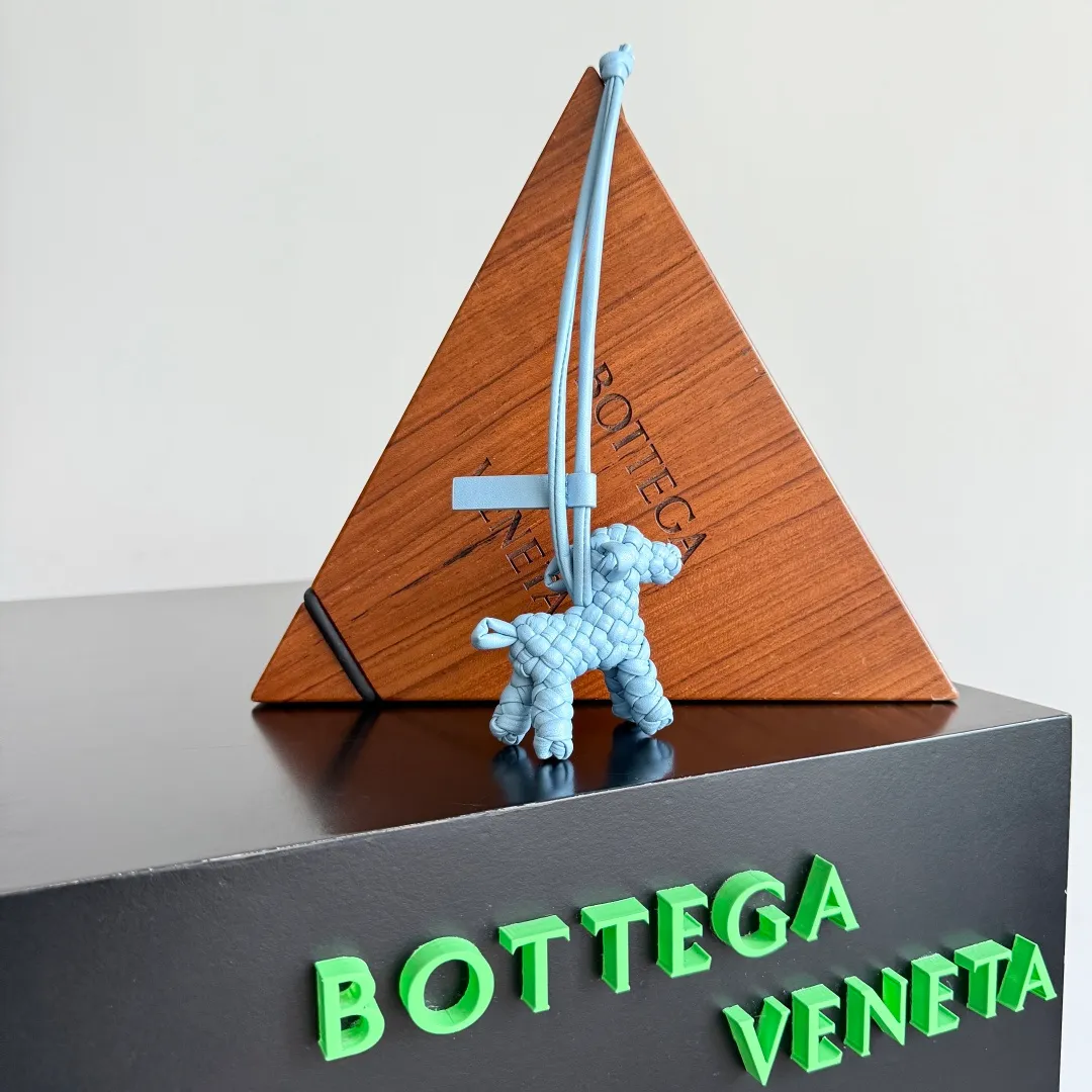 Batch 540 BOTTEGA VENETA2025 new puppy🐕 style pendant Braided puppy is online😎 Leather braided puppy style pendant can be hung on any handbag, and it is as cute, delicate and colorful as it matches with a bag. Cute and cute, it will touch your heart at any time. It can be hung on bags or keychains. Who can resist such a cute puppy? Style number: 807068